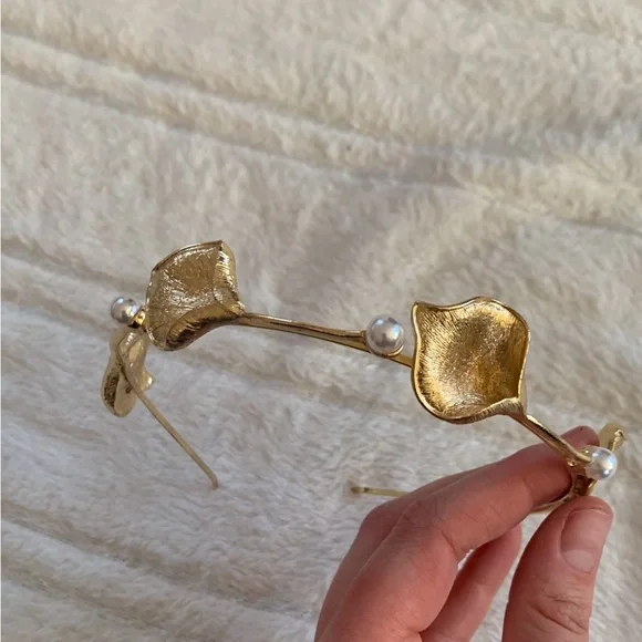 Elegant Gold Floral Headband - Picture 3 of 6